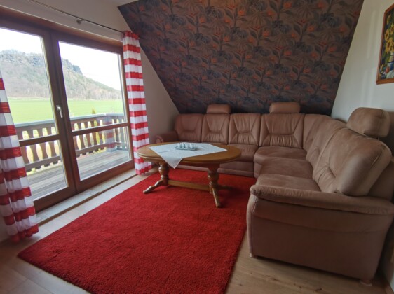 Blick vom Wohnraum in der Ferienwohnung Liliensteinblick über den Balkon auf den markanten Lilienstein.