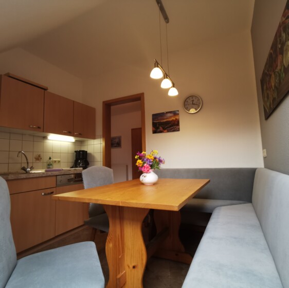 Die gemütliche Wohnküche lädt auch gleich zum Essen ein.