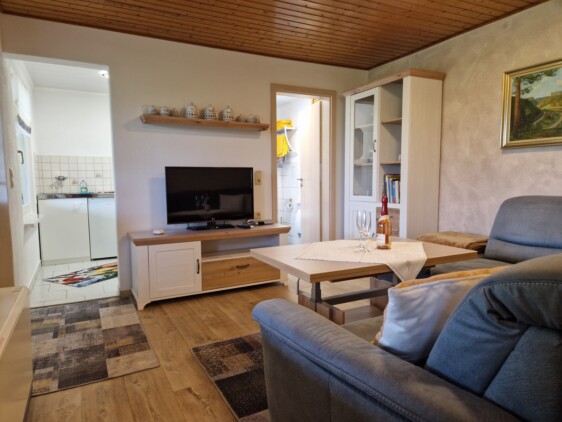 Blick vom Wohnraum im Ferienhaus Festungsblick auf die Durchgänge zu Küche und Bad.